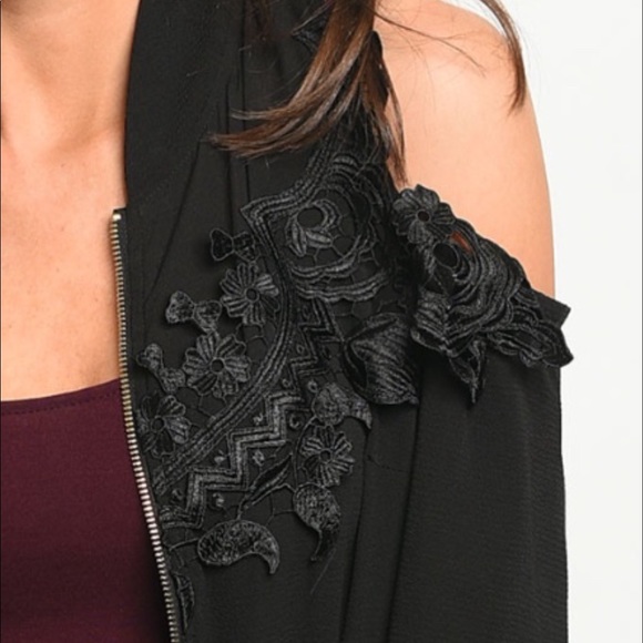 LAST 1💗FLATTERING BLACK COLD SHOULDER ZIP UP  TOP - Picture 3 of 8